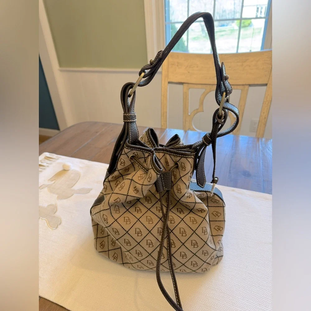 Dooney & Bourke drawstring signature shoulder bag tan/brown. Excellent condition